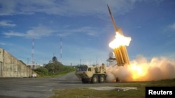 Испытания ракет-перехватчиков так называемой системы ПРО (Terminal High Altitude Area Defense или THAAD) 