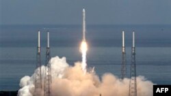 Тестовый старт ракеты-носителя Falcon-9. Архивное фото.