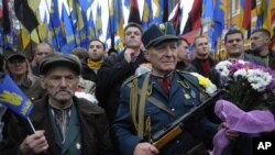 Ветераны Украинской повстанческой армии (УПА) на марше в Киеве. Украина, 14 октября 2012 года