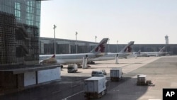 Самолеты Qatar Airways в в международном аэропорту Хамад в Дохе, Катар, 16 июня 2017 года