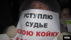 Плакат участника митинга на Марсовом поле в защиту 31-й больницы. Санкт-Петербург, Россия. 23 января 2013 года