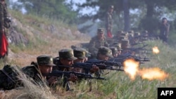 Северокорейские военные на занятиях по огневой подготовке на базе спецопераций в КНДР. Архивное фото.