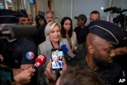 Aşırı sağ RN lideri Marine Le Pen'in gensoru önergesine destek vereceğini açıklamasıyla hükümetin düşme ihtimali güçlenmişti.