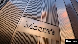 Вывеска у штаб-квартиры корпорации Moody's в Манхэттене, Нью-Йорк, США, 12 ноября 2021 г.