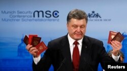 Президент Украины Петро Порошенко вышел к прессе в Мюнхене с паспортами российских солдат, изъятыми на территории Украины