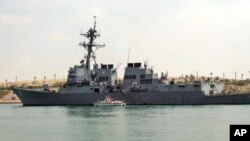 Эсминец ВМФ США Mason атакованный у берегов Йемена.
