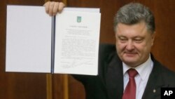 Президент Петр Порошенко показывает в Верховной Раде Украины Соглашение об ассоциации с ЕС. Киев. 16 сентября 2014 г.