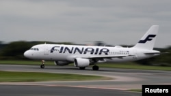 Самолет Airbus A320-200 авиакомпании Finnair готовится к взлету из аэропорта Манчестера в Манчестере, Великобритания, 4 сентября 2018 года. REUTERS/Phil Noble/File Photo/Файловая фотография