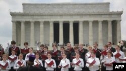 Хор Московской регентско-певческой семинарии у Мемориала Линкольна в Вашингтоне